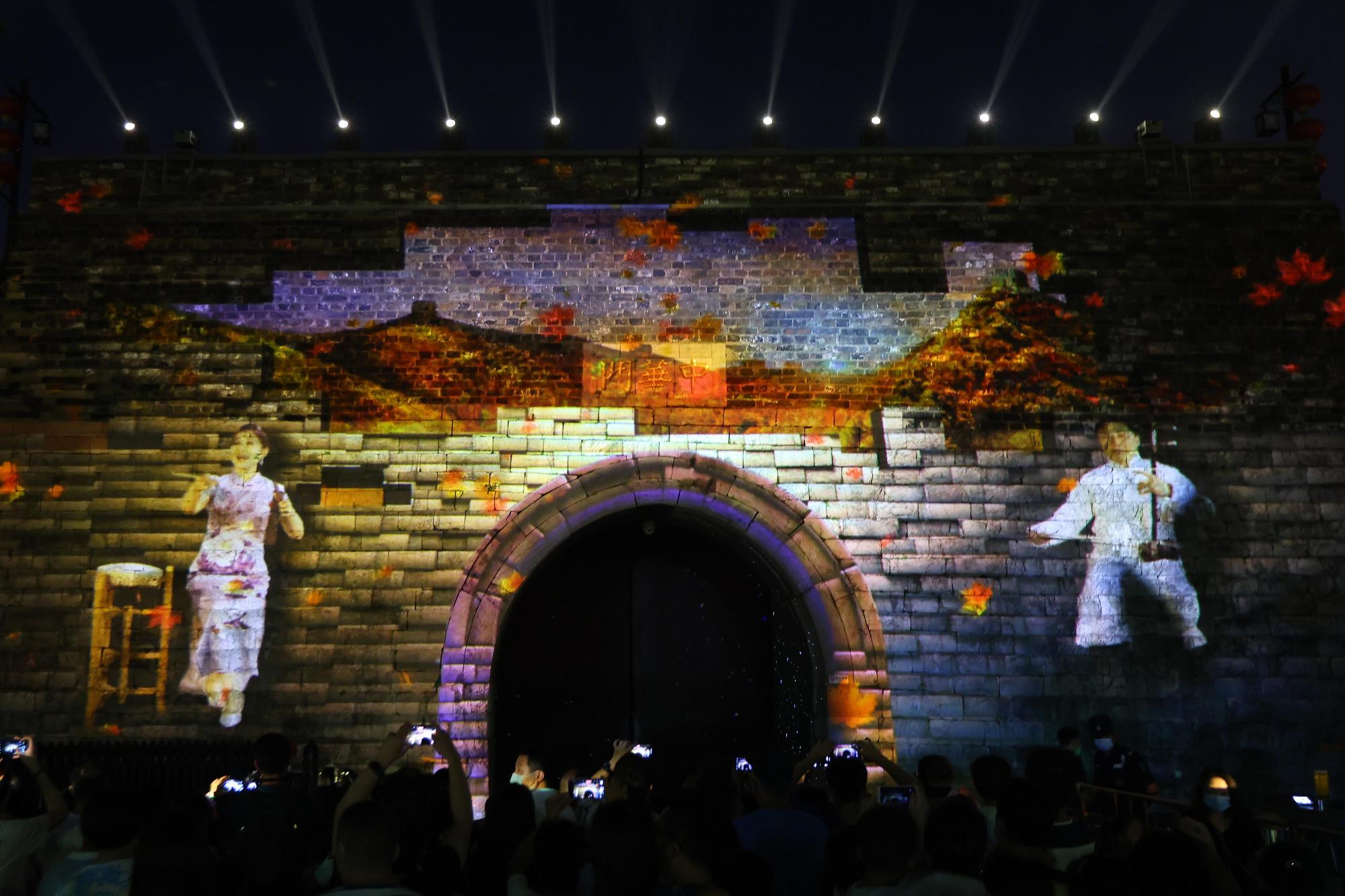 南京明城墙上演沉浸式光影秀