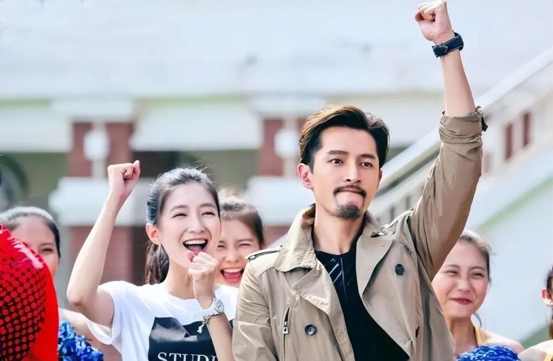 前有张云龙说渴望结婚生子;后有钟姐突然手牵小鲜肉侯雯元游玩,着实把