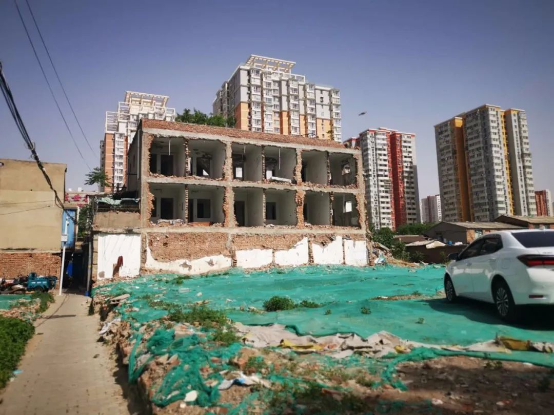 独家调查:这片拆迁废墟上仍有住户,环境恶化隐患重重