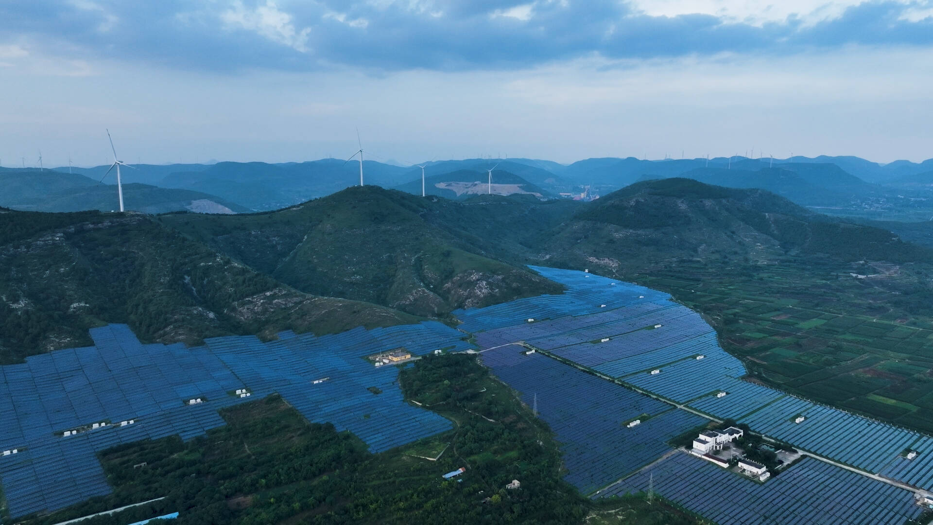 航拍枣庄山亭西集光伏电站 整齐划一蔚为壮观