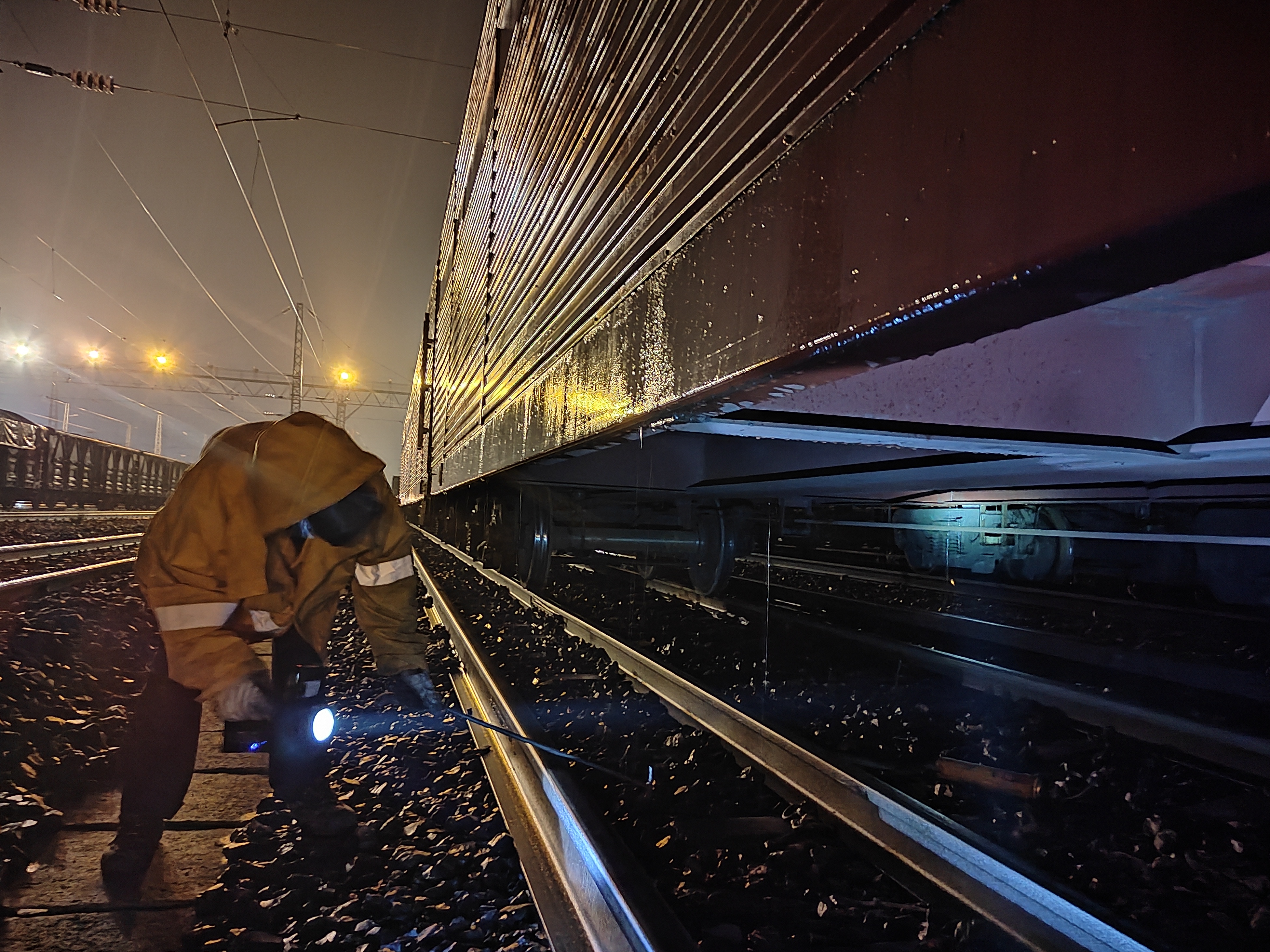 贵阳南车辆段:"车辆大夫"雨中酣战保畅通