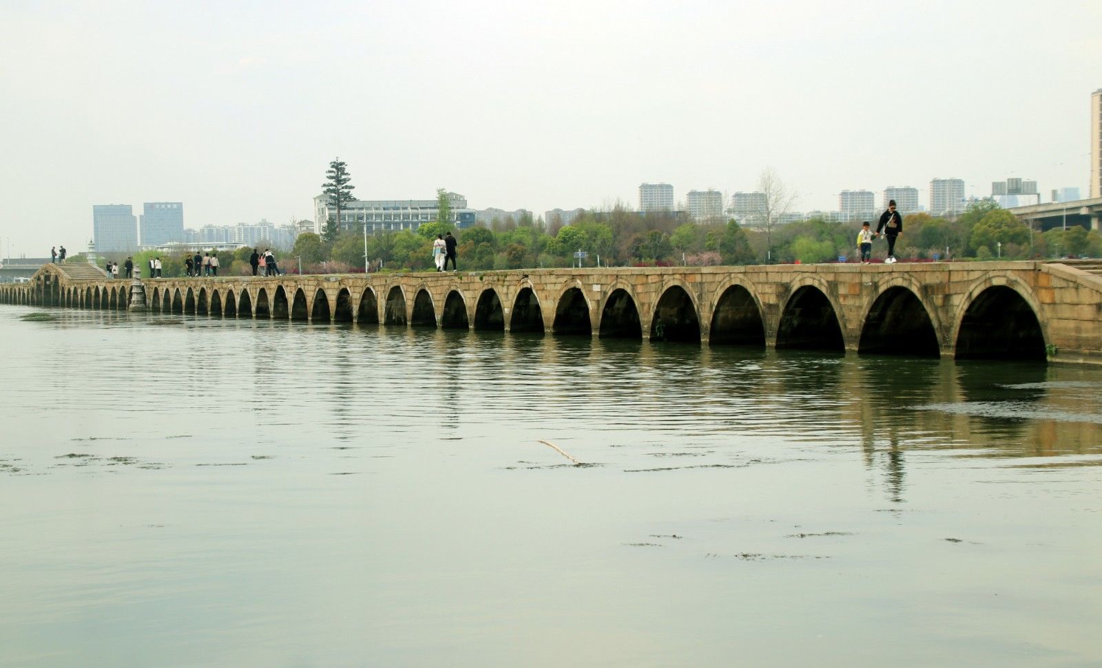 苏州:千年宝带桥春意浓 游客前来春游赏景