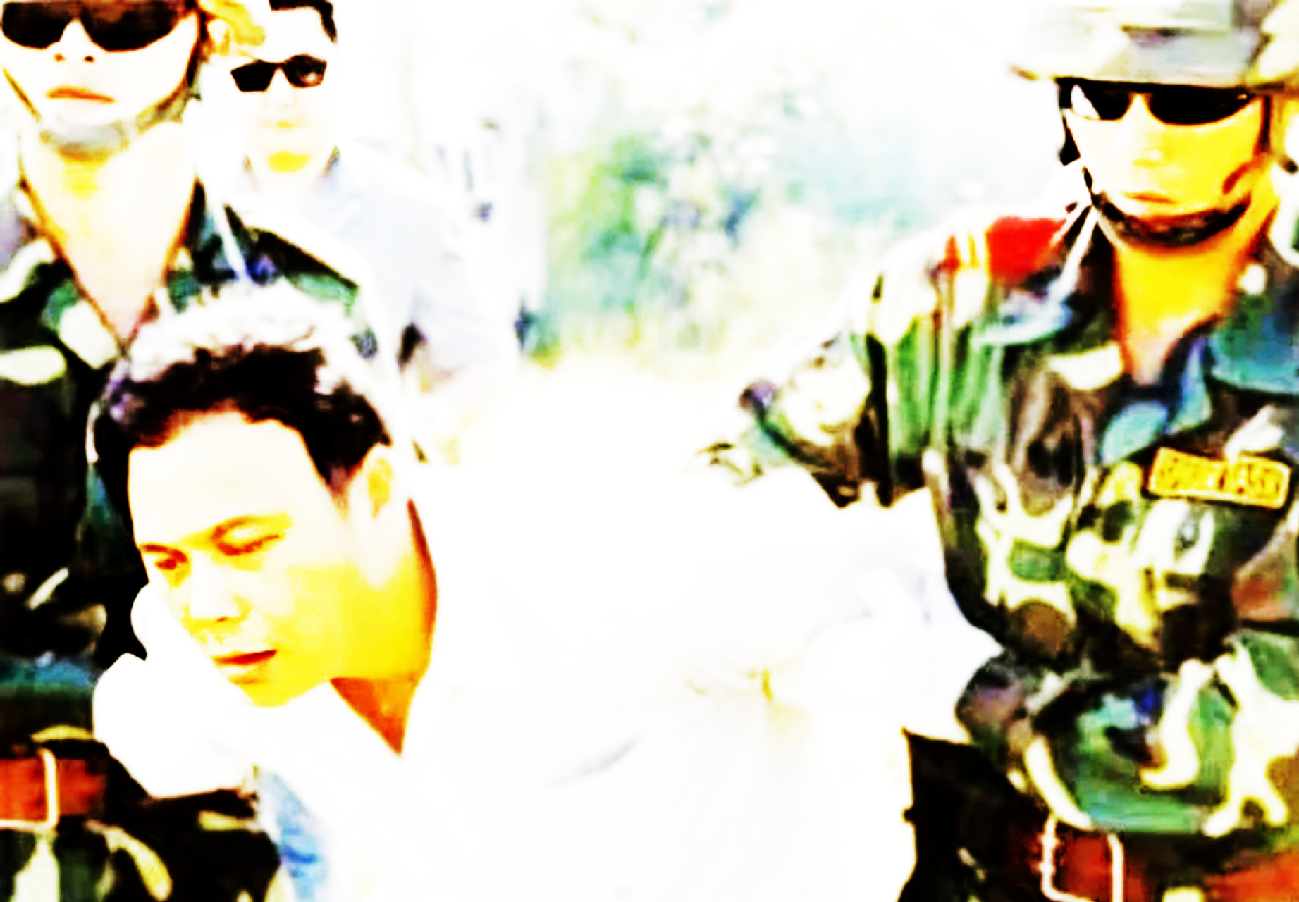 2001年8月戚火贵出狱时,双腿发软,无法站立.