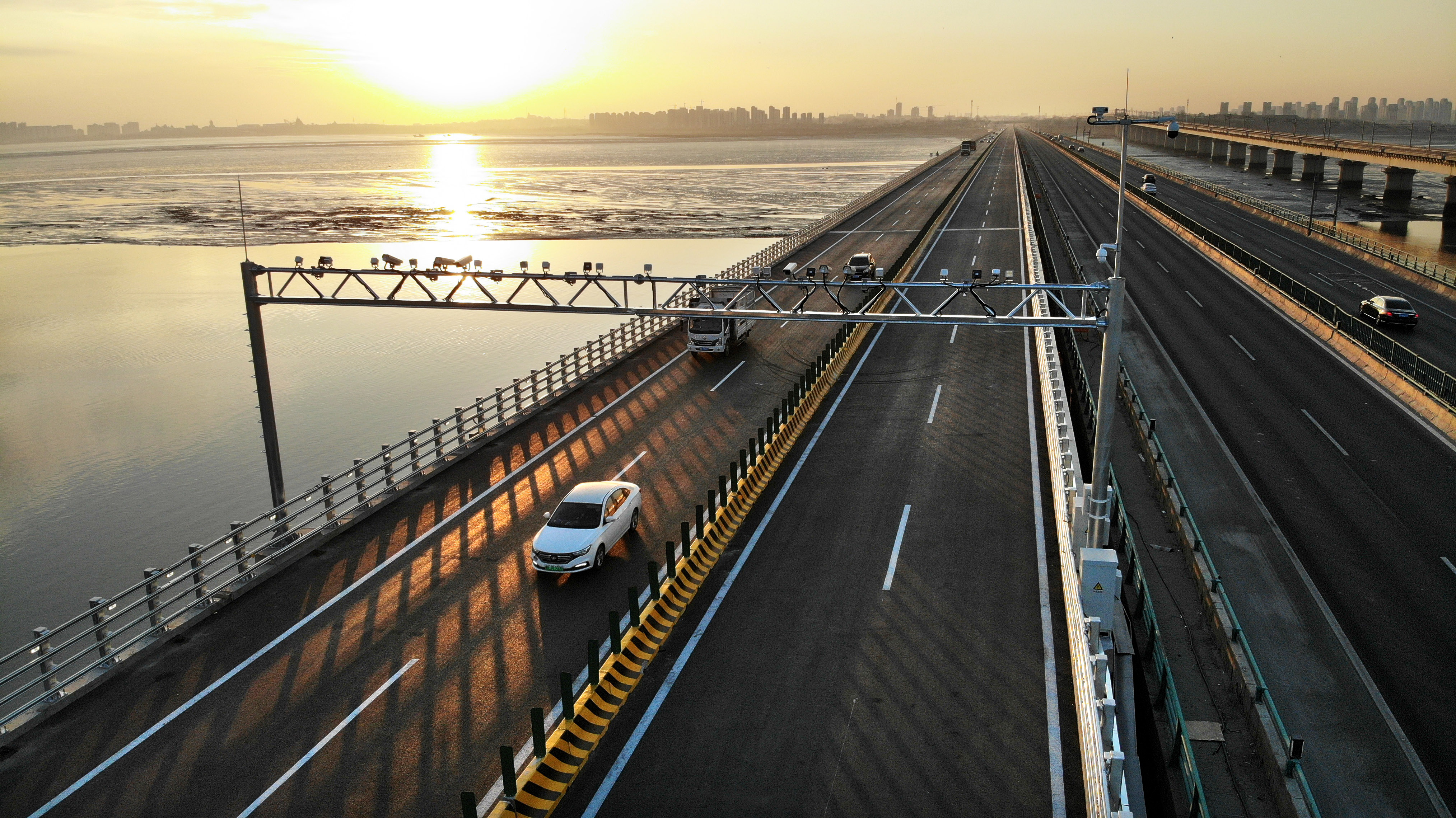 青兰高速改扩建跨海特大桥建成通车