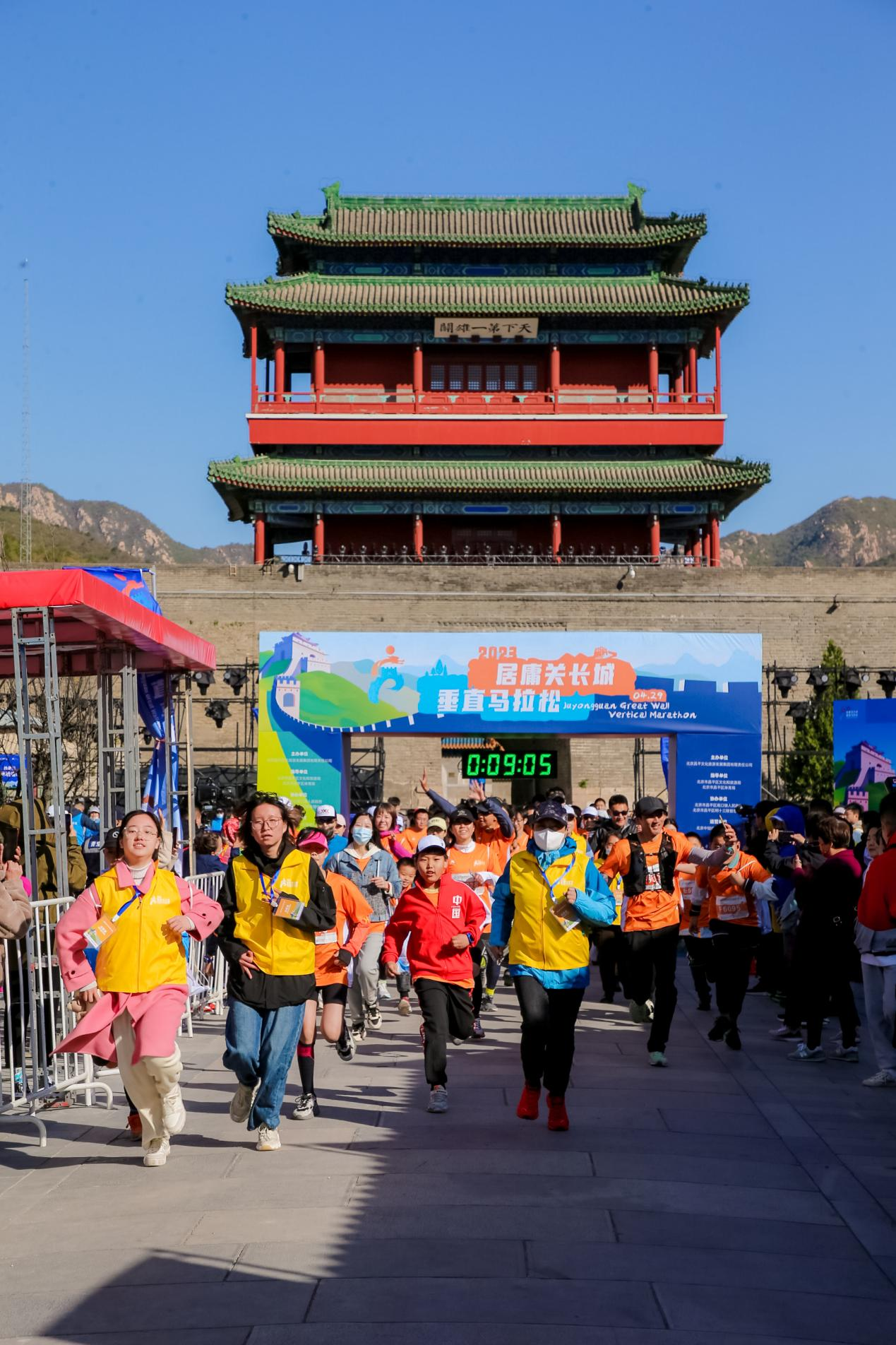 居庸关长城垂直马拉松开赛,挑战组全程爬升约500米