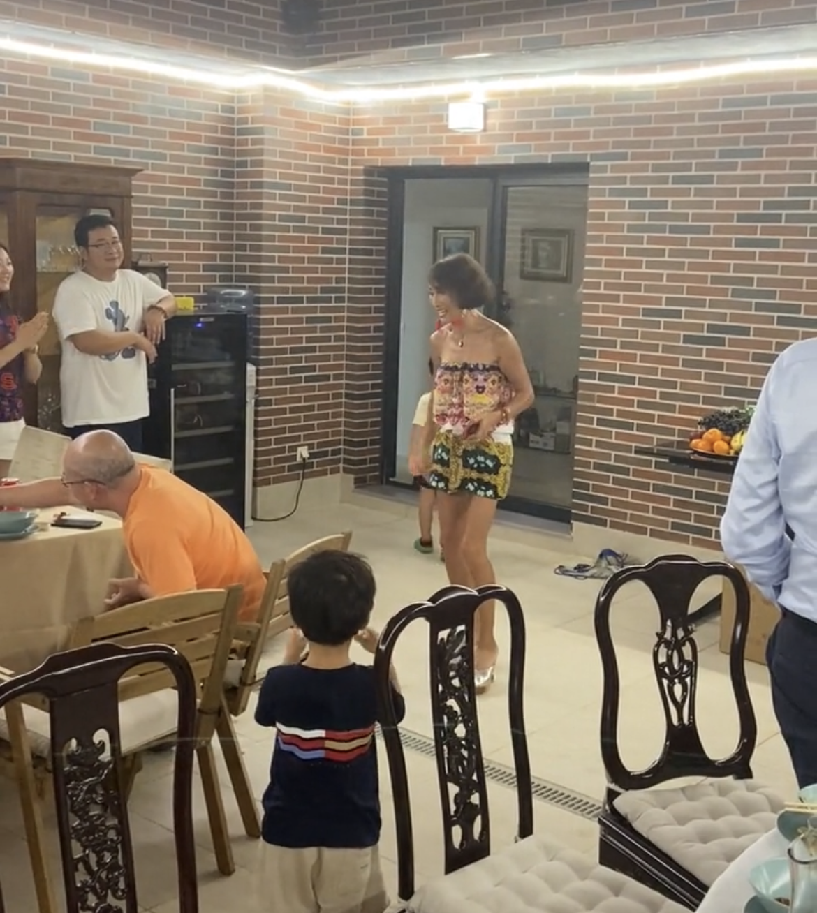 65岁沈小岑近况曝光!定居国外生活潇洒,穿抹胸装秀歌喉仍显娇媚