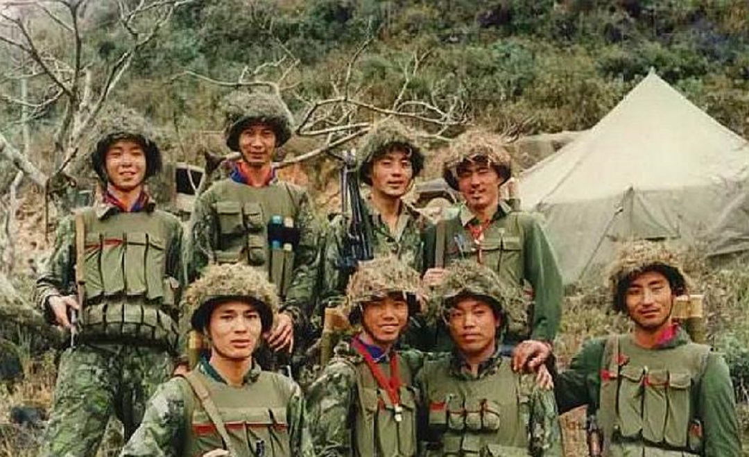 黑豹行动共有31人敢死队,存活的人27年后相聚,队长点名让人奔泪