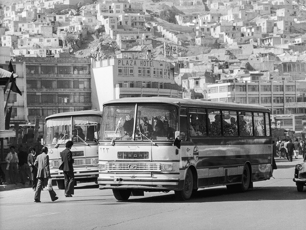 1975年,阿富汗喀布尔广场酒店附近的街道上,一辆拥挤的公交车.