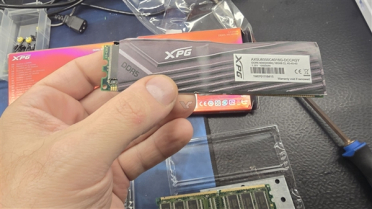 价格疯涨内存被盯上了！网购威刚DDR5：收到却是纸糊散热DDR2