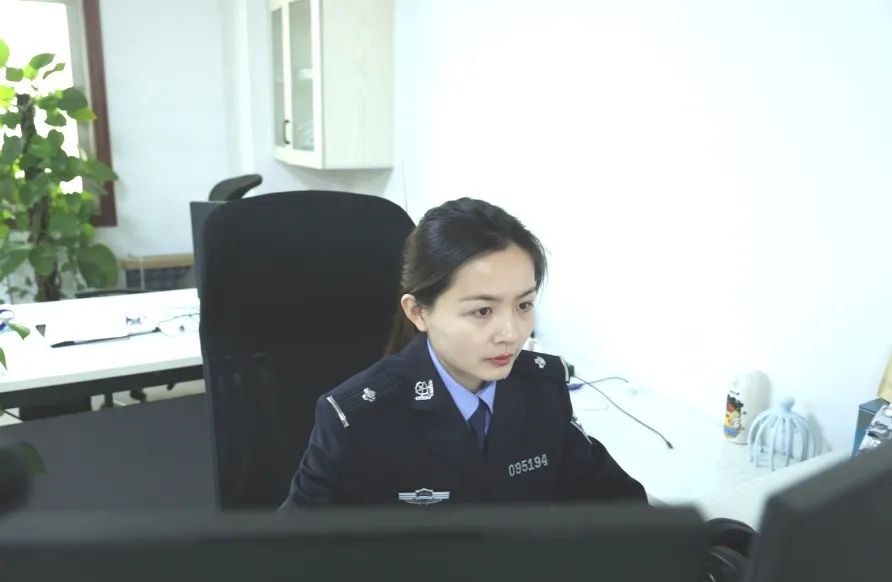 致敬女警年华流砂灼灼警花看看不一样的她