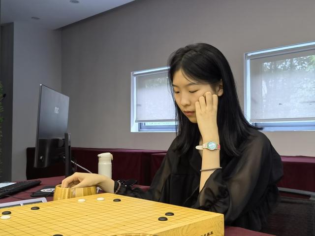 围棋天才少女吴依铭图片