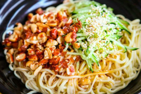 拌冷面是朝鲜族的传统美食之一,也是韩国料理中的代表性食品之一