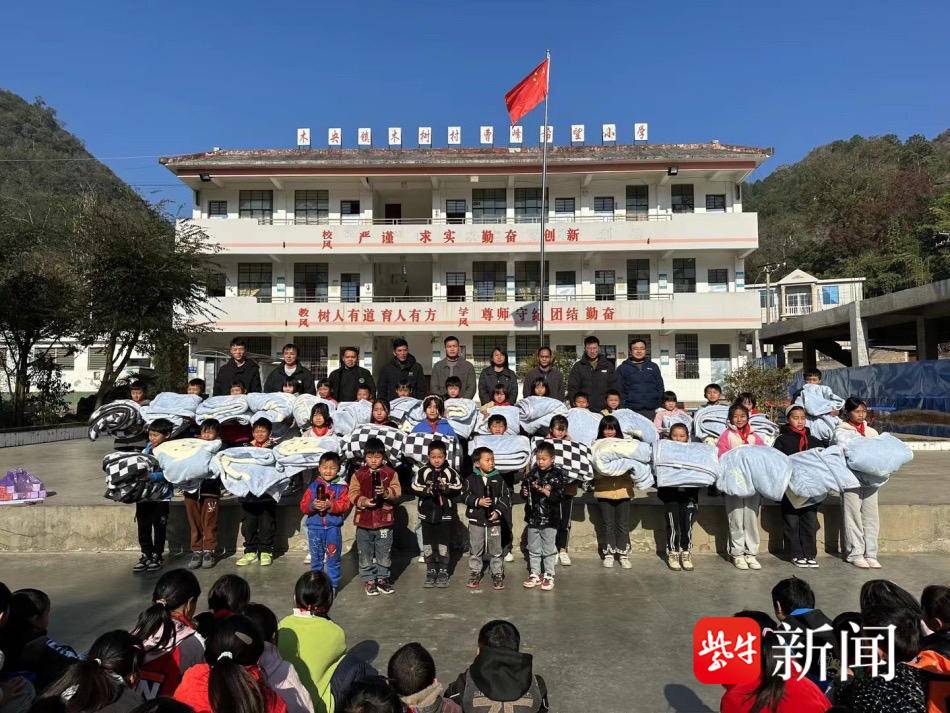寒冬时节收到丹阳的235床爱心毛毯  云南希望小学的孩子们给他写来了"
