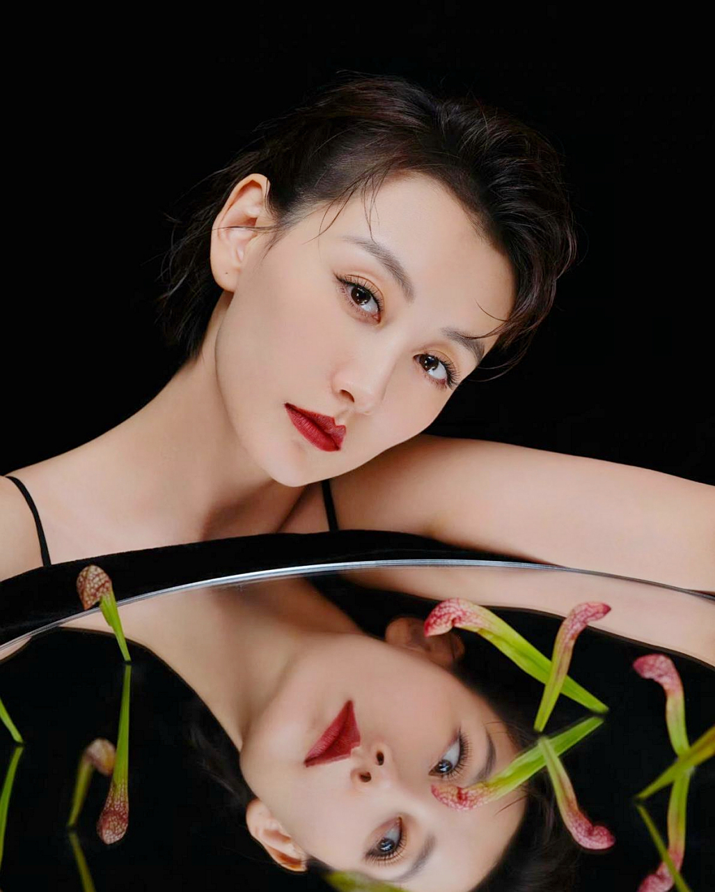 江苏卫视美女主持人郭晓敏光脚丫