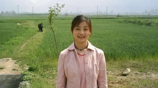 农村女孩可以节俭到什么程度?初中三年,用方便面调味品,沾馍吃