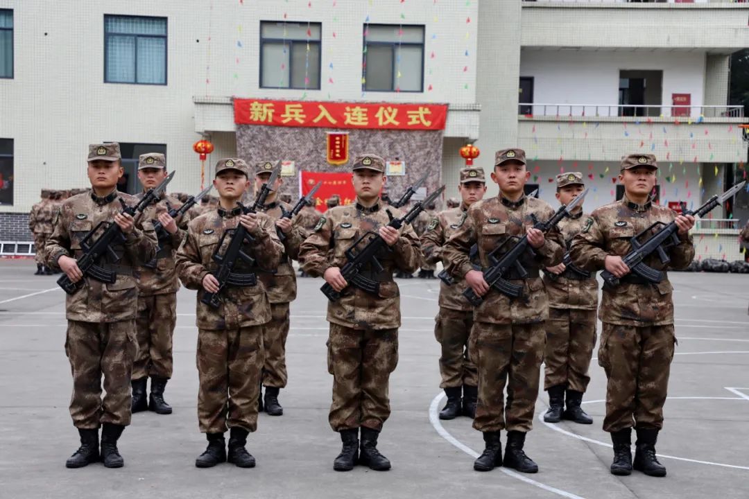 近日,陆军第77集团军"金刚钻"红军旅"金刚营"组织新兵入连仪式,一声声