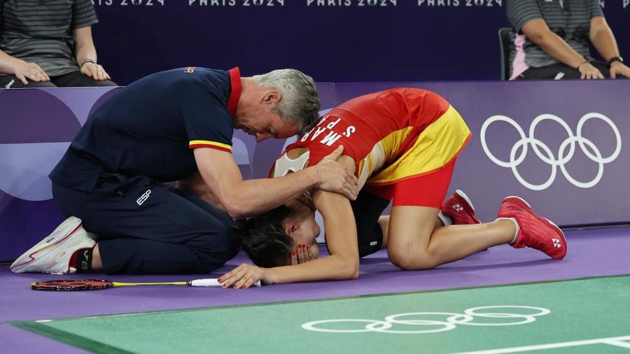 西班牙名将马林受伤痛苦退赛,鼓励何冰娇打好决赛