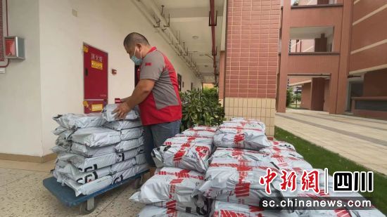 解决网课教材问题 新都毗河中学联合京东开启精准投送