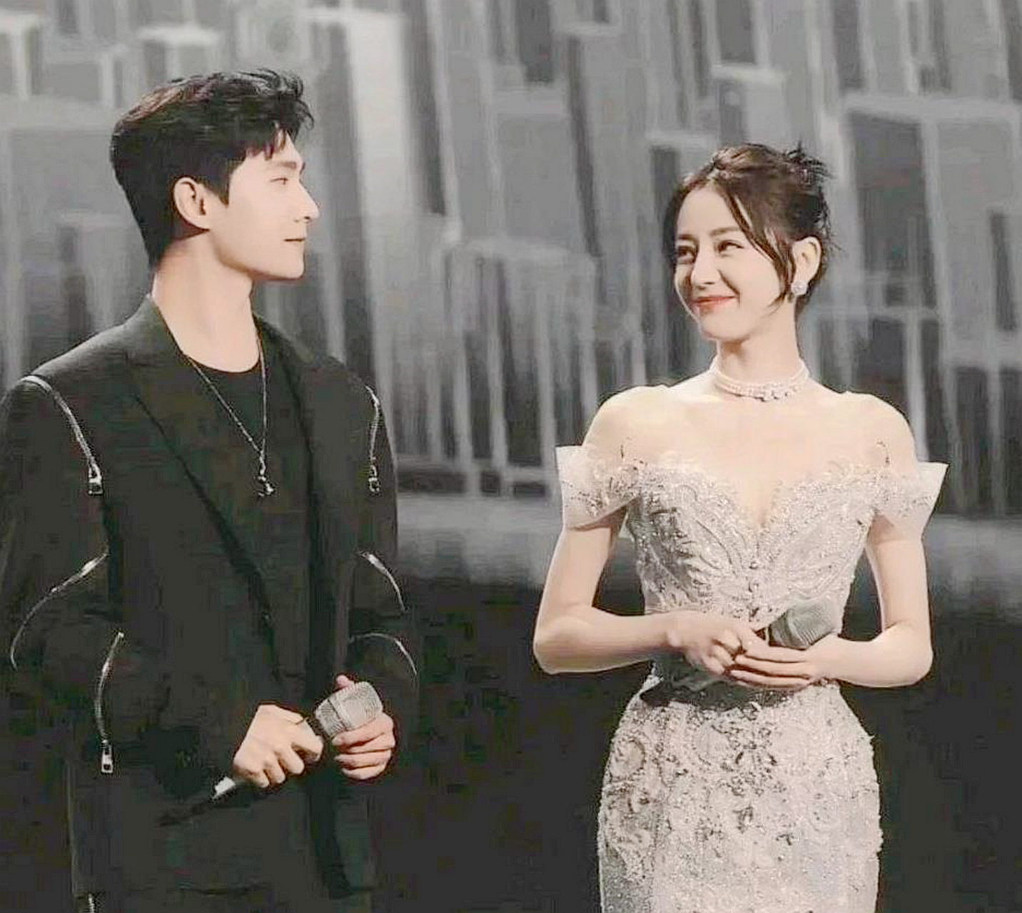 热巴和杨洋背影的合照,真是太般配了!就是小说里的俊男美女!