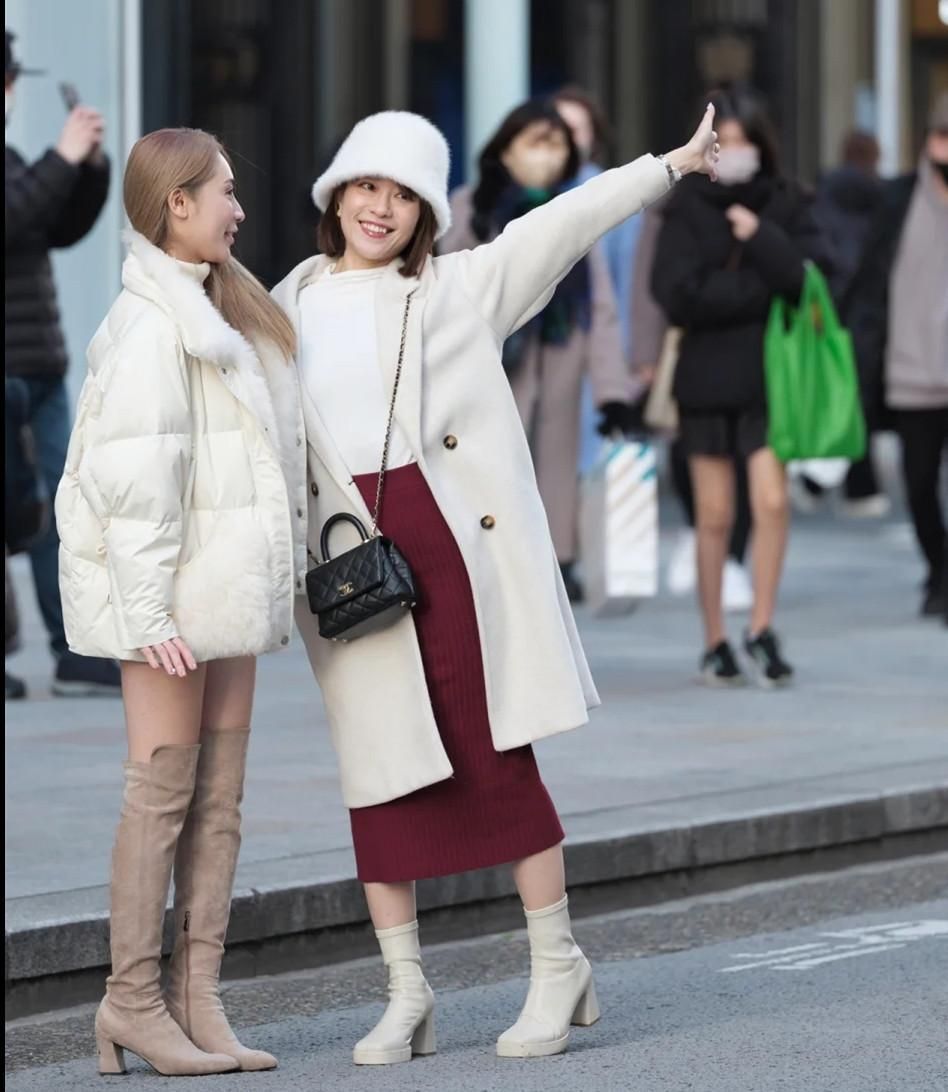 被日本女生街拍圈粉了!不穿花裙,吊带,少穿运动鞋,反而更高级