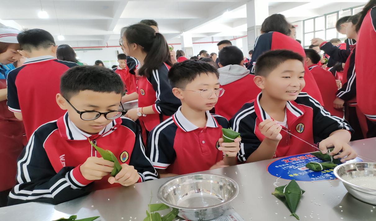 福泉市二中开展"迎端午庆六一"手工包粽子活动