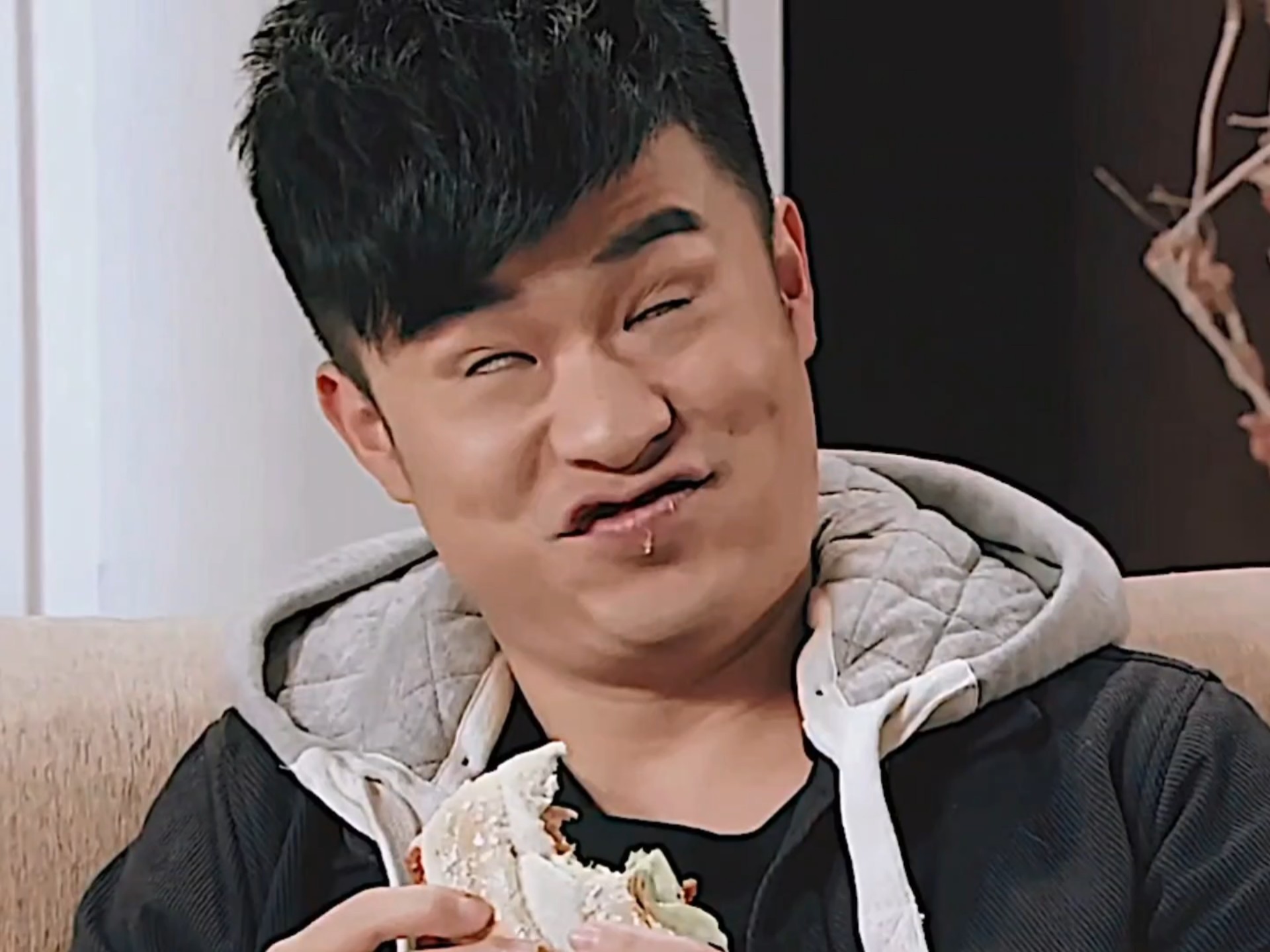 陈赫卧室意外曝光:豪宅也凌乱?明星真实生活引热议!