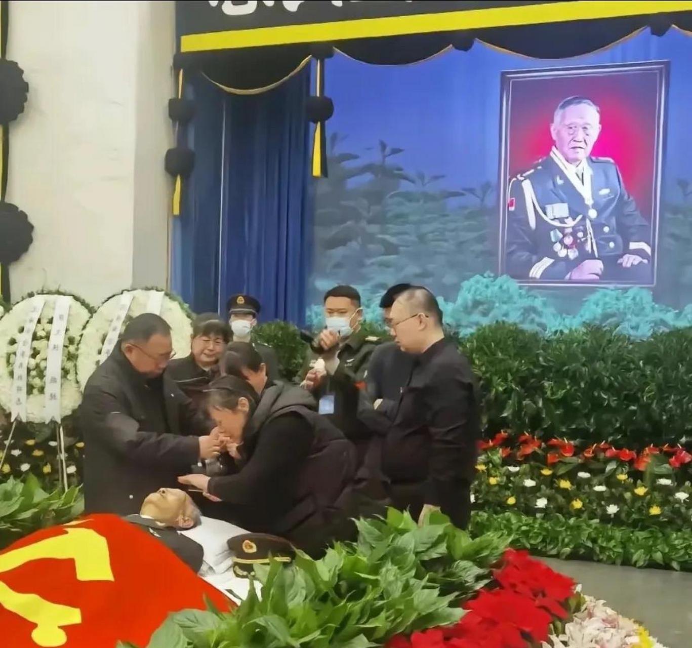这是2023年3月,原北京军区司令员,李来柱上将病逝后,一张罕见的镜头