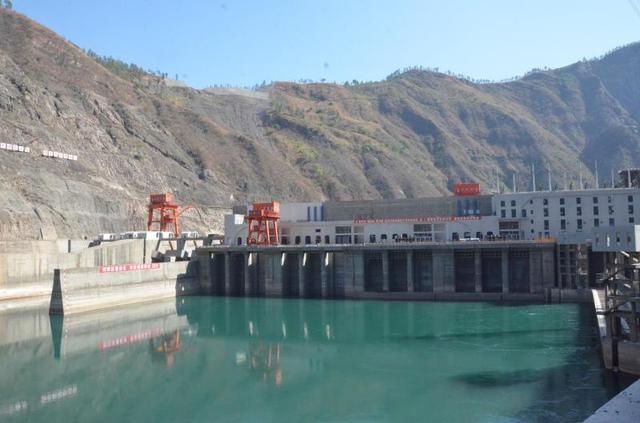 金沙水电站二号机组实现并网发电