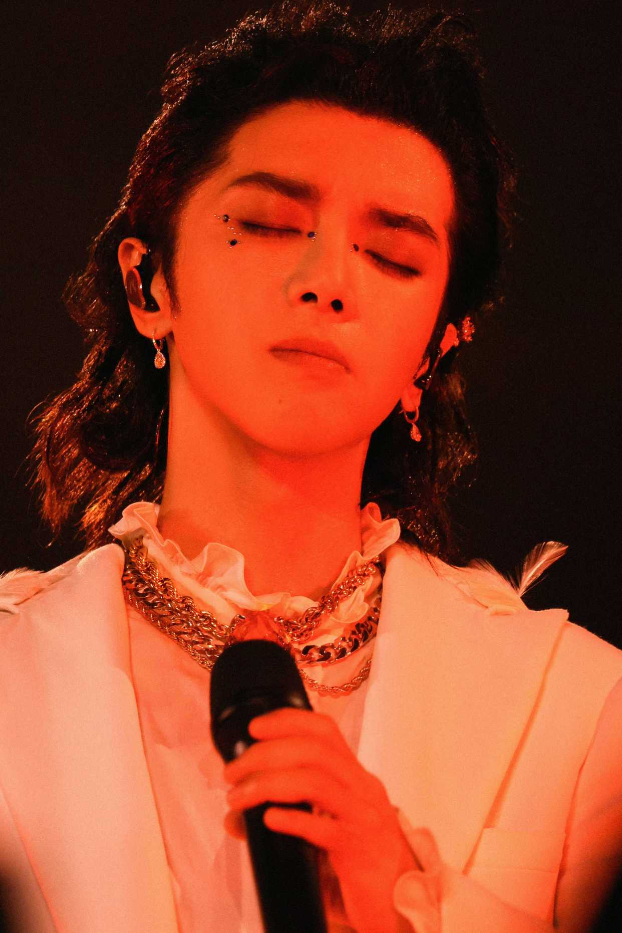 华晨宇《疯人院》演唱会live曝光 切换视角感受眼中绝美极光雨