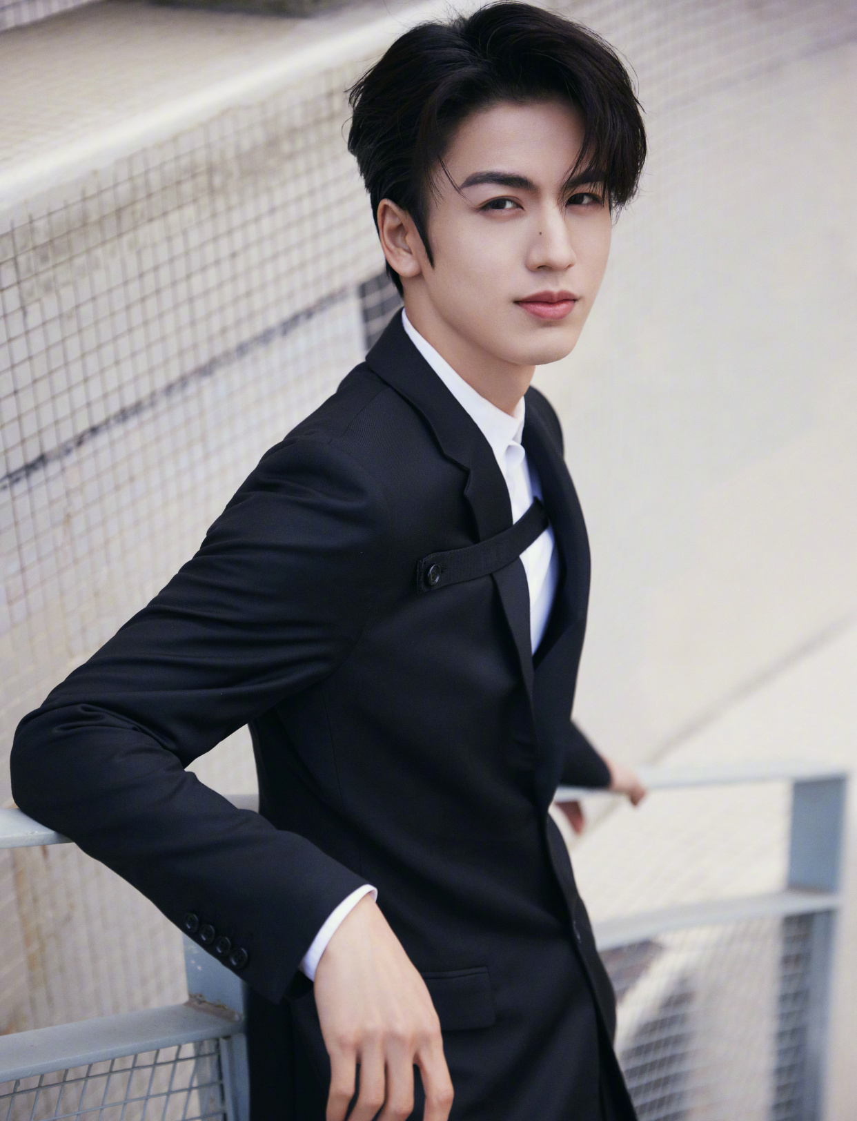 张凌赫出席dior2022冬季男装秀活动,上演黑色西装杀