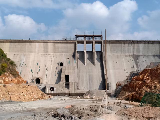 沾益区九龙水库工程大坝顺利封顶