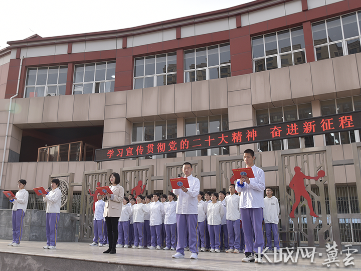 石家庄市第四十二中学举行"对地球充满爱"主题升旗仪式