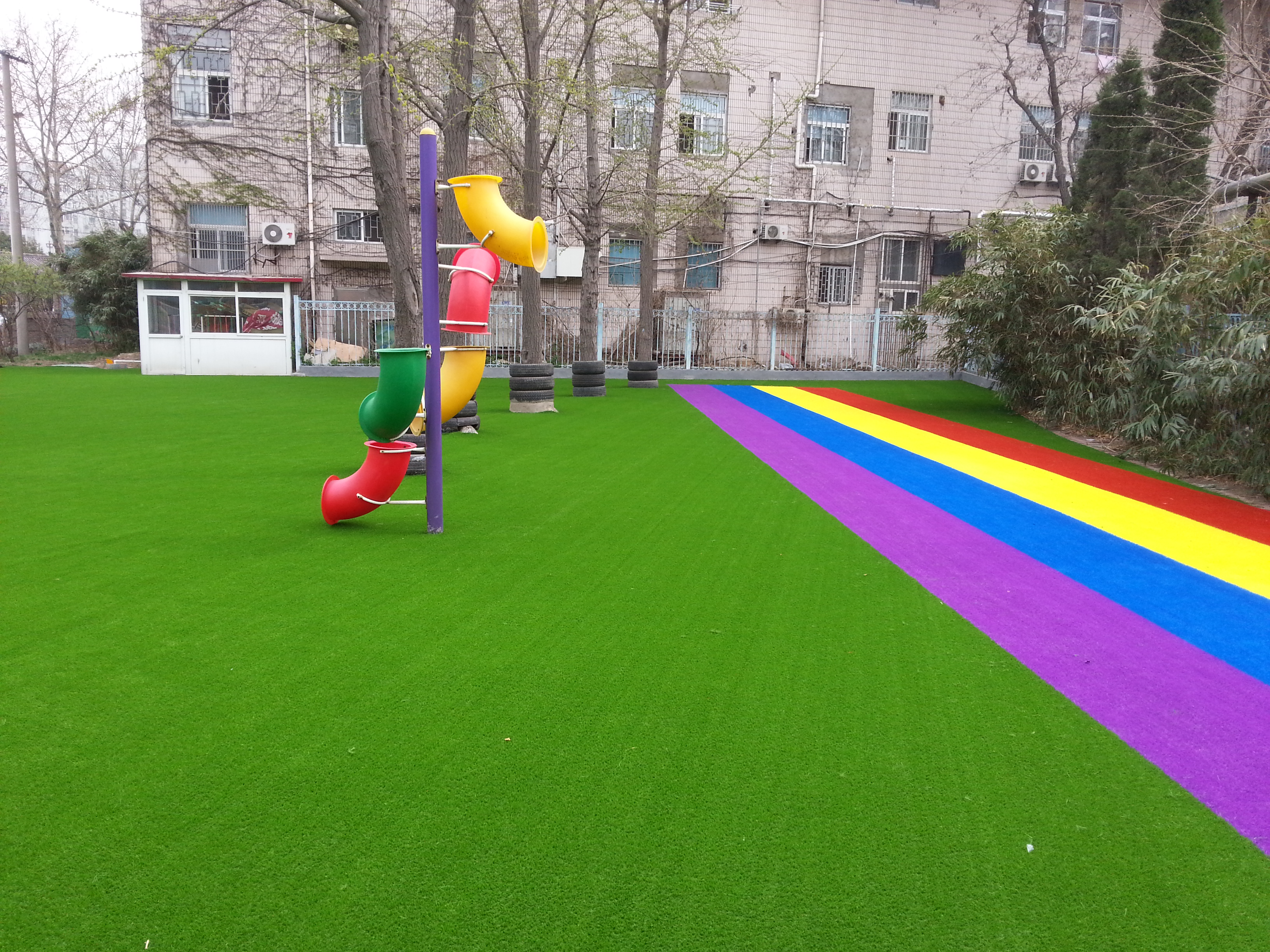 幼儿园室外仿真草坪如何挑选?采购幼儿园仿真草坪需要花多少钱?