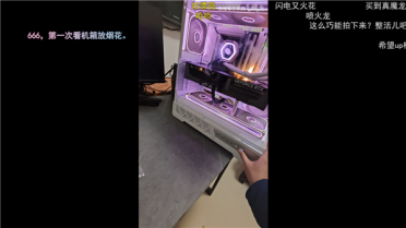 RTX 5090开机瞬间火花带闪电！摄像头记录下惊险一幕