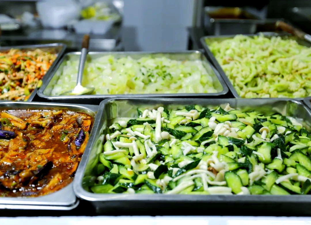 学校设有三个风格各异的食堂,它们分别满足着不同学生的饮食喜好