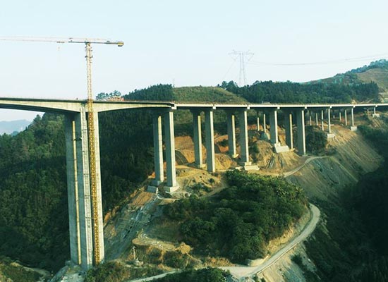 广西天巴高速公路№2合同段实现全线双幅贯通