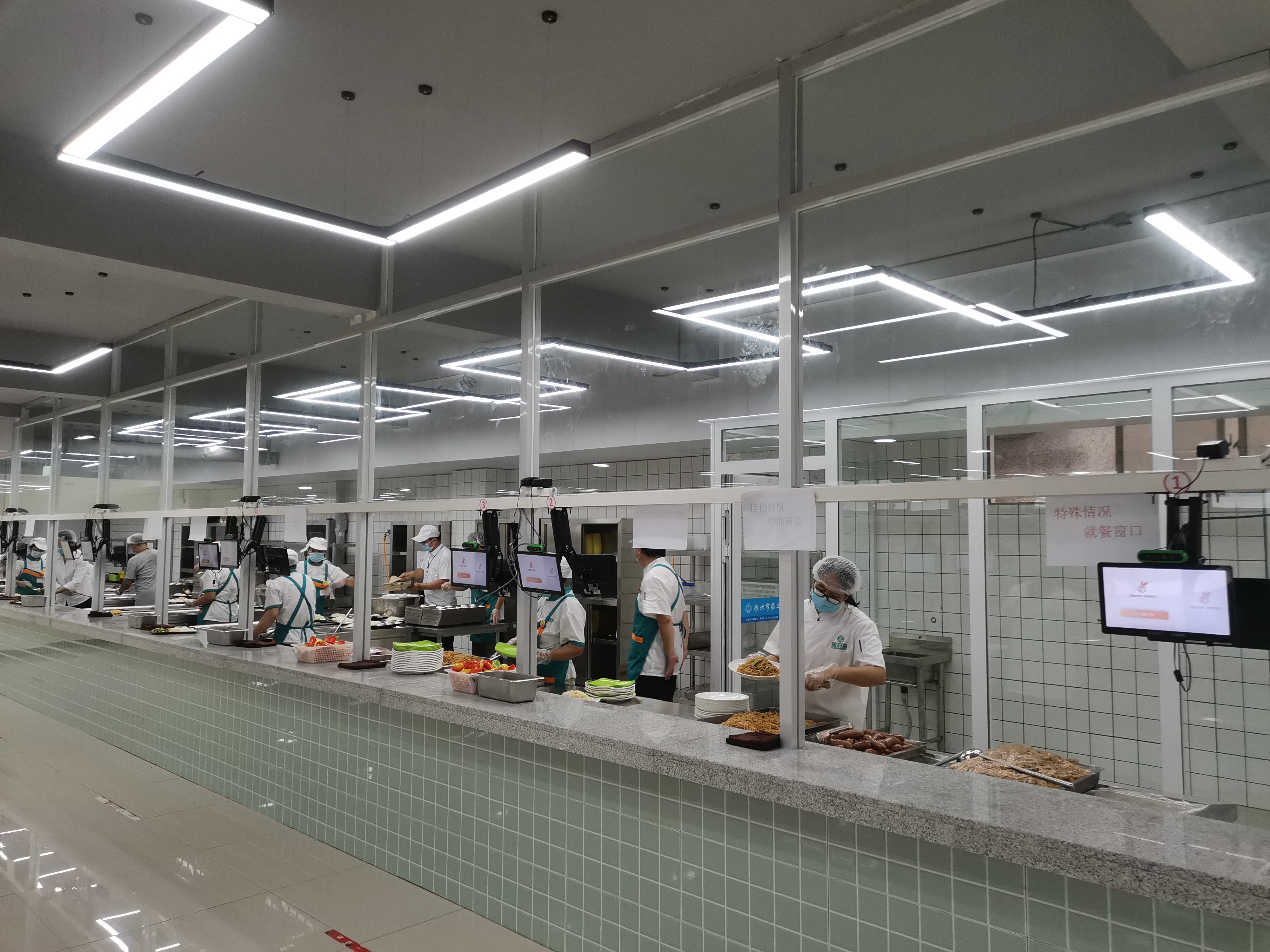 贵阳一所中学里"一卡通"这样巧变"一脸通"