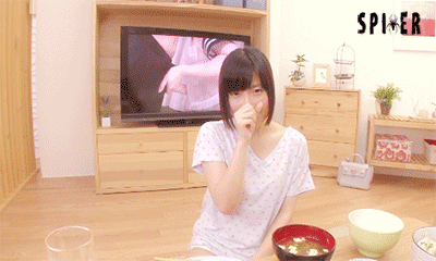 在家看“小电影”违法吗？日本女生亲身测试偷偷看被抓了GIF动图