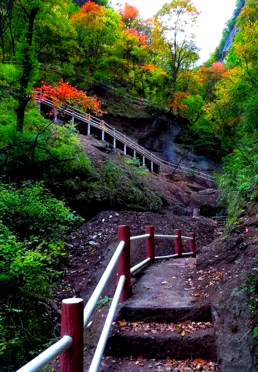 莲花台景区不仅拥有丰富的文化遗产,还融合了壮美的自然风光与独特的