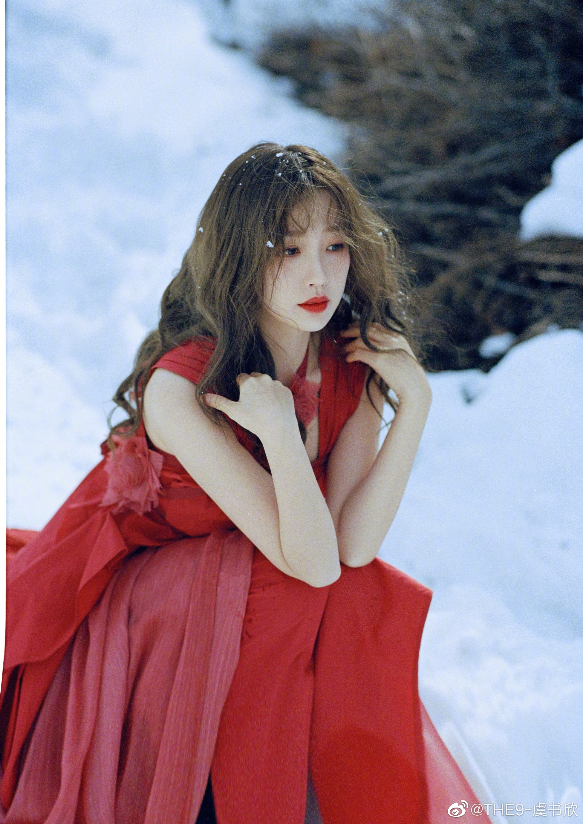 虞书欣雪地红裙大片,拿捏甜妹氛围感跟她学!