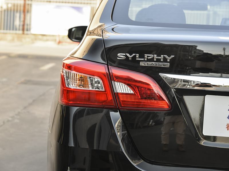 十四代轩逸倒车灯有几个