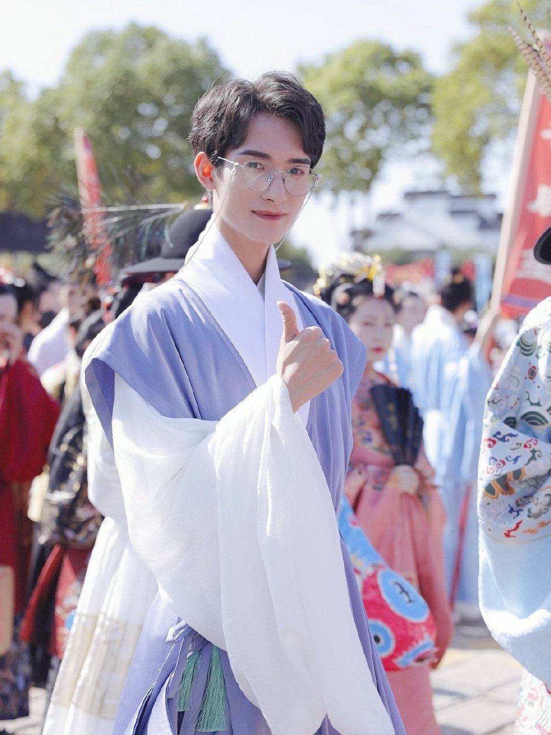 穿汉服还能穿出"老干部"气息?看看宫寒就知道了,清冷又呆萌