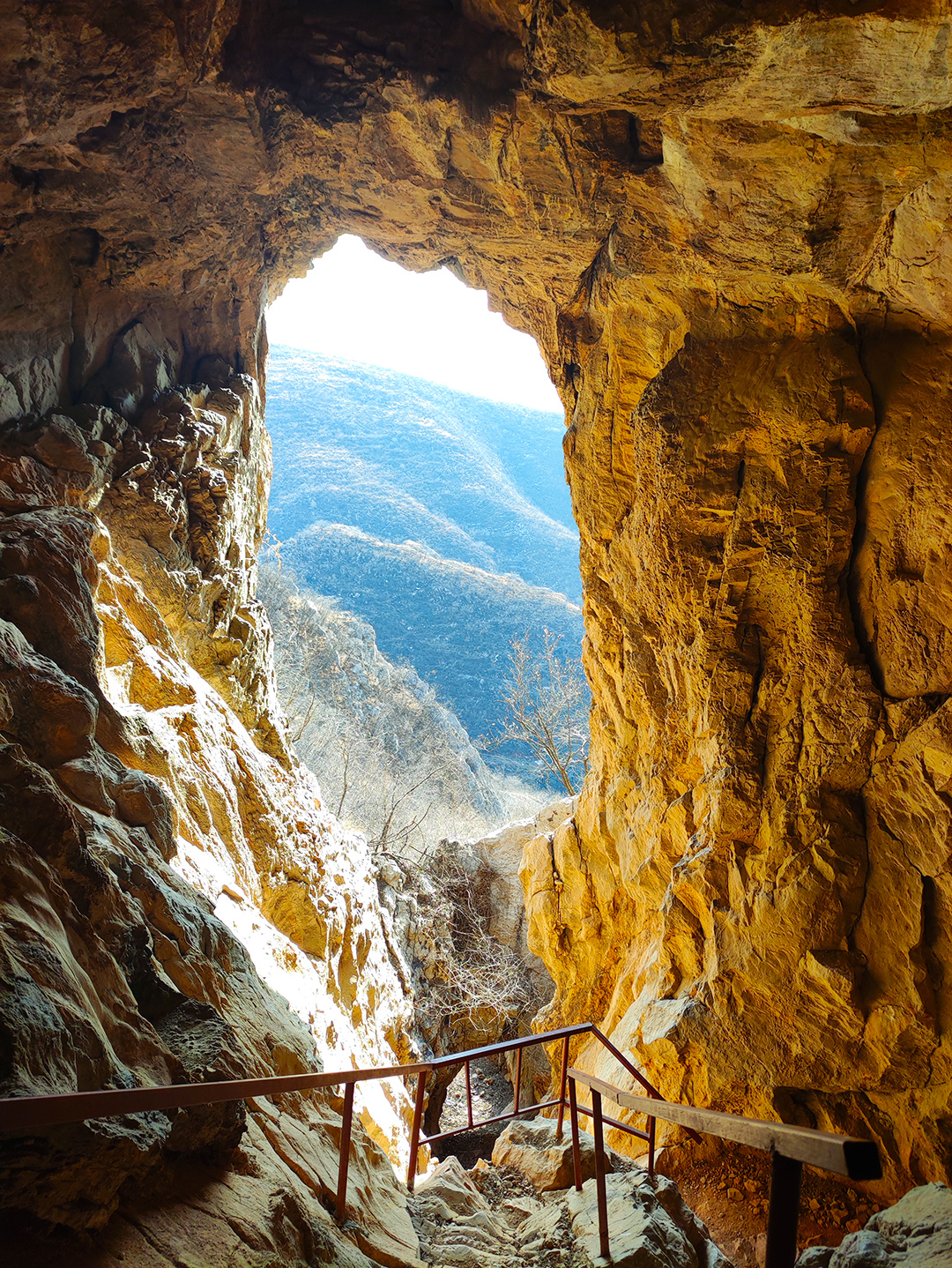 石家庄井陉皇都村,一道天门临空西屏山,它是大寨洞望向天空的眼