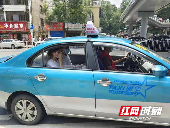 益阳出租车驾驶员人人争当文明"驶者"