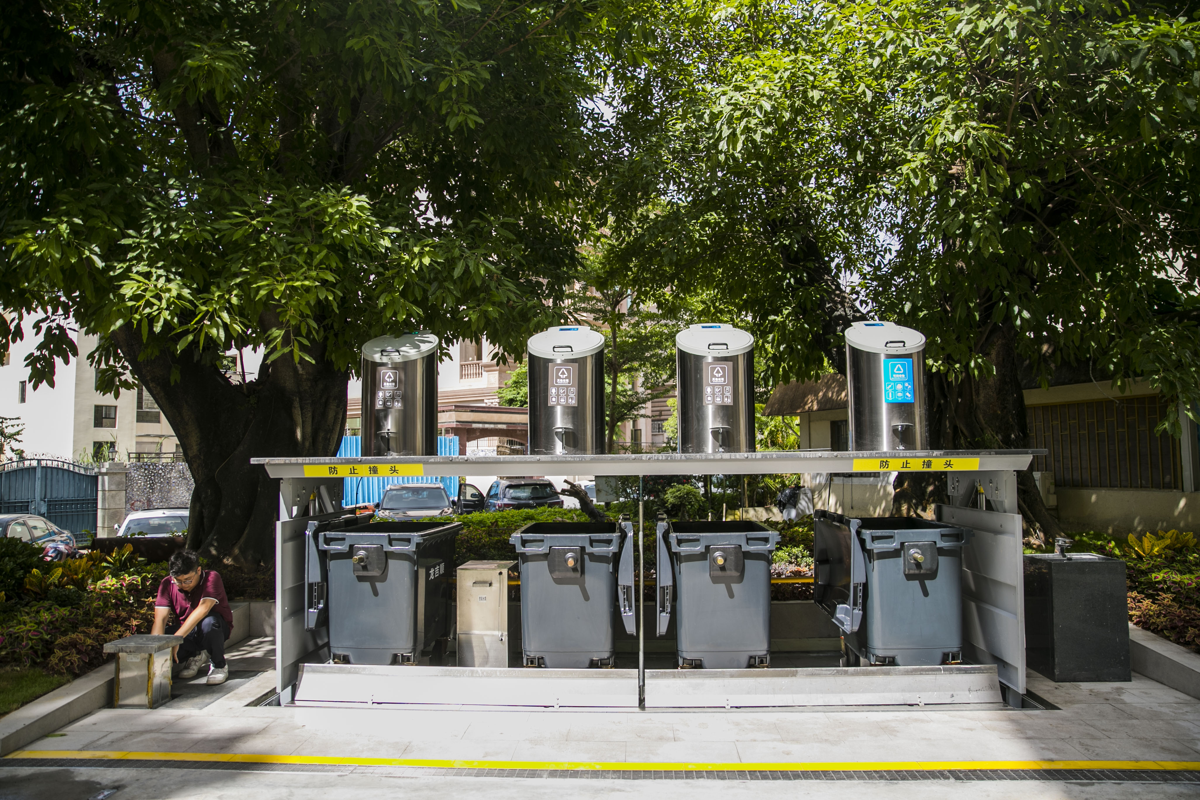 深圳:首个社区地埋式垃圾桶投入使用