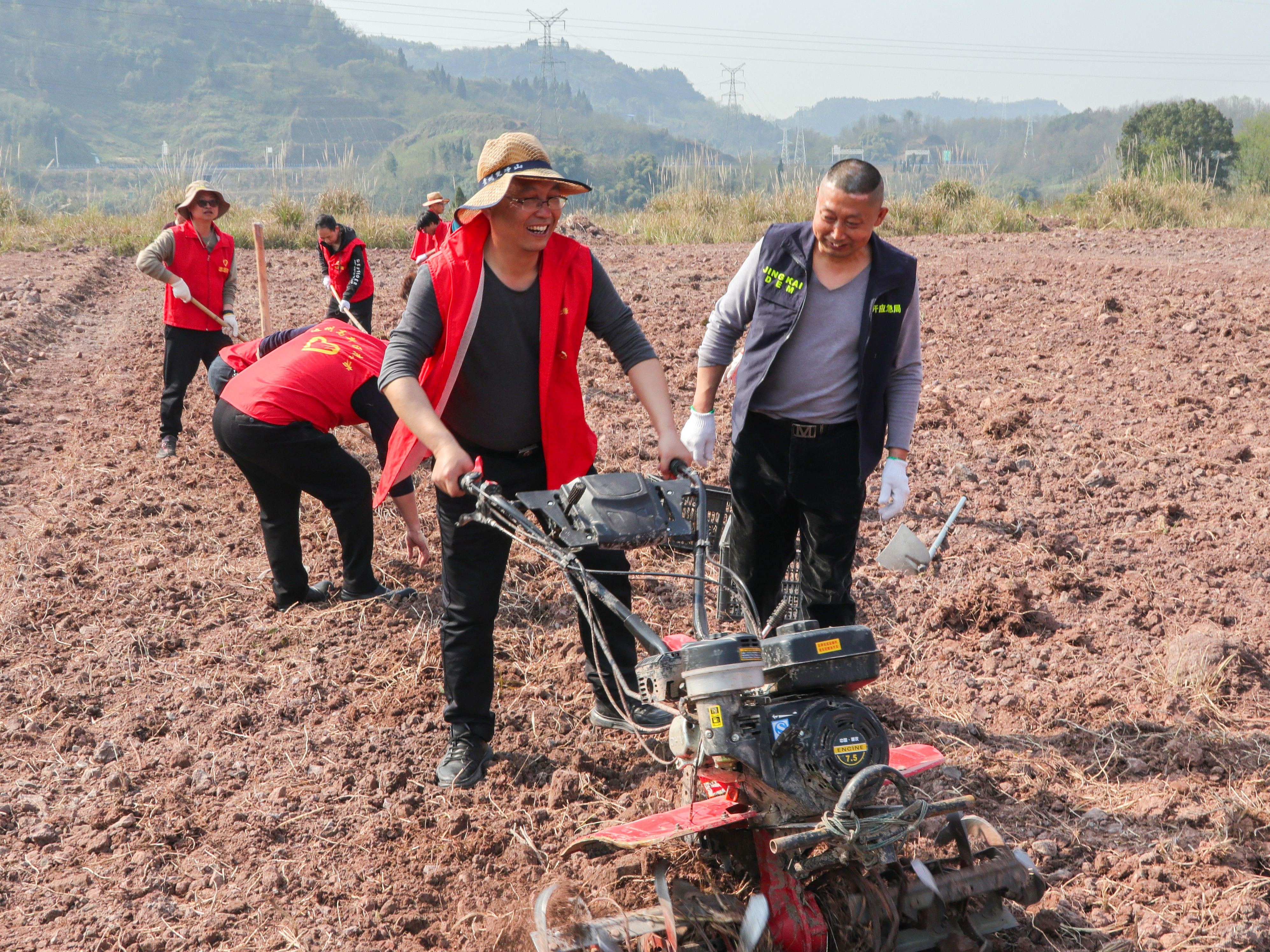 田野大会战党员活动日走进田间地头整治撂荒土地助力春耕
