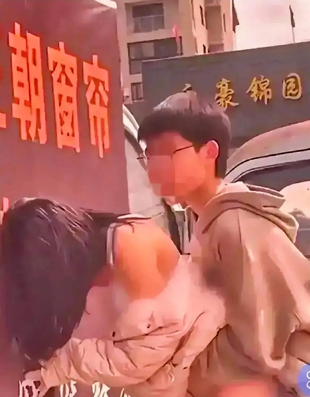 首先,这种在公共场合不尊重人的行为是绝对不能接受的,会严重影响