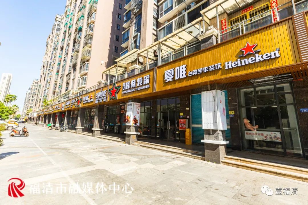 新的广告牌均采用发光字体夜幕下灯光映衬着的美食街更有生命力也增添