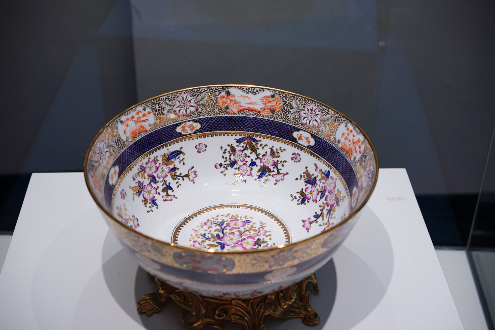 广州塔里 又见广彩潘趣酒大碗