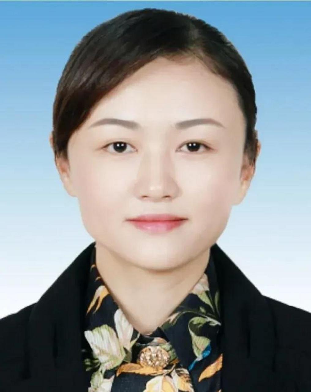 1981年12月出生的李梅,67现任屯昌县委常委,县人民政府党组成员,副